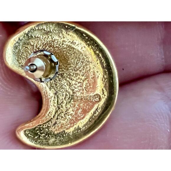 Vintage Mod White & Gold Crescent Shaped Earrings, Stud Costume Earrings - Picture 8 of 8